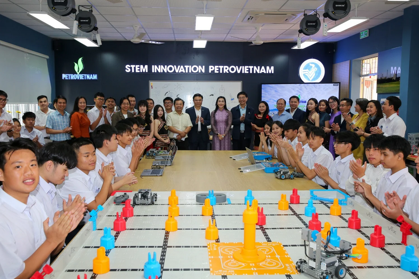 Students at Buon Ma Thuot High School welcomed the delegation to inaugurate and tour the STEM room.