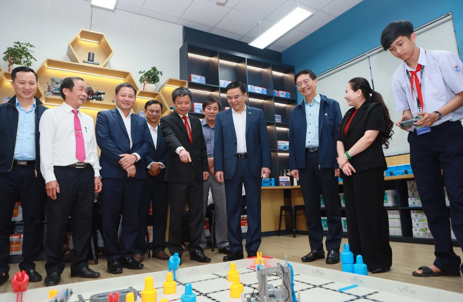 Students demonstrate robot control techniques using equipment provided in the STEM room sponsored by Petrovietnam.