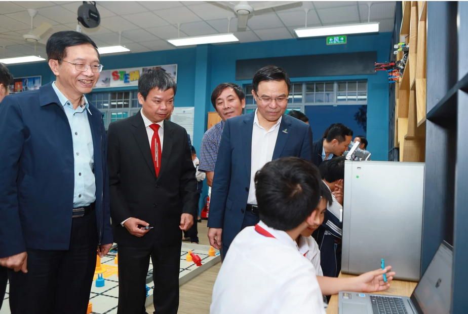 Comrade Nguyen Huu Que - Vice Chairman of the Gia Lai Provincial People's Committee; Comrade Le Manh Hung, Chairman of the Board of Directors of Petrovietnam; and Comrade Tran Quang Dung - Standing Deputy Secretary of the Petrovietnam Party Committee visited and exchanged views with students about learning with equipment in the STEM room.