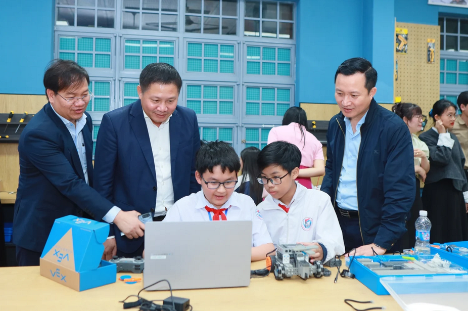 BSR Chairman Bui Ngoc Duong, along with BSR leaders and staff, watched students conducting research in the STEM lab.