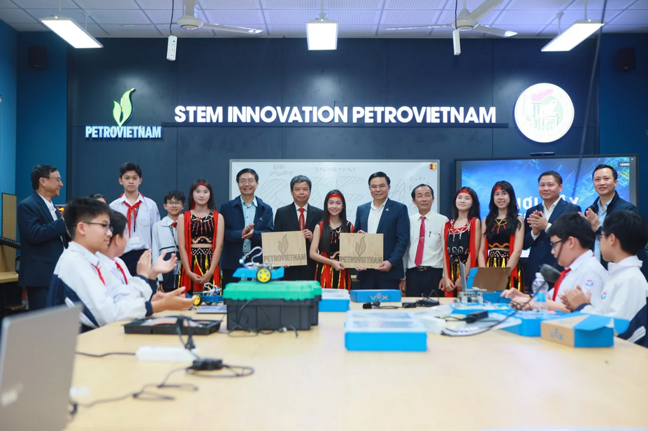 Petrovietnam leaders received souvenir products crafted by students of Nguyen Du Secondary School using equipment and machinery from the STEM lab.