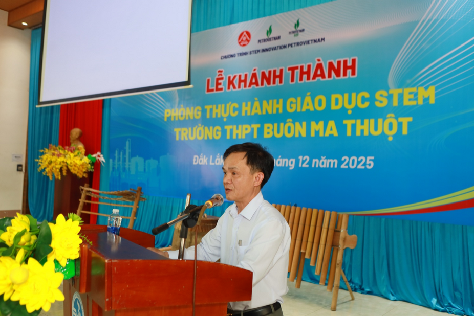 Comrade Pham Huy Van - Deputy Director of the Dak Lak Department of Education and Training - highly appreciated the practicality of the STEM room for the education sector, contributing to