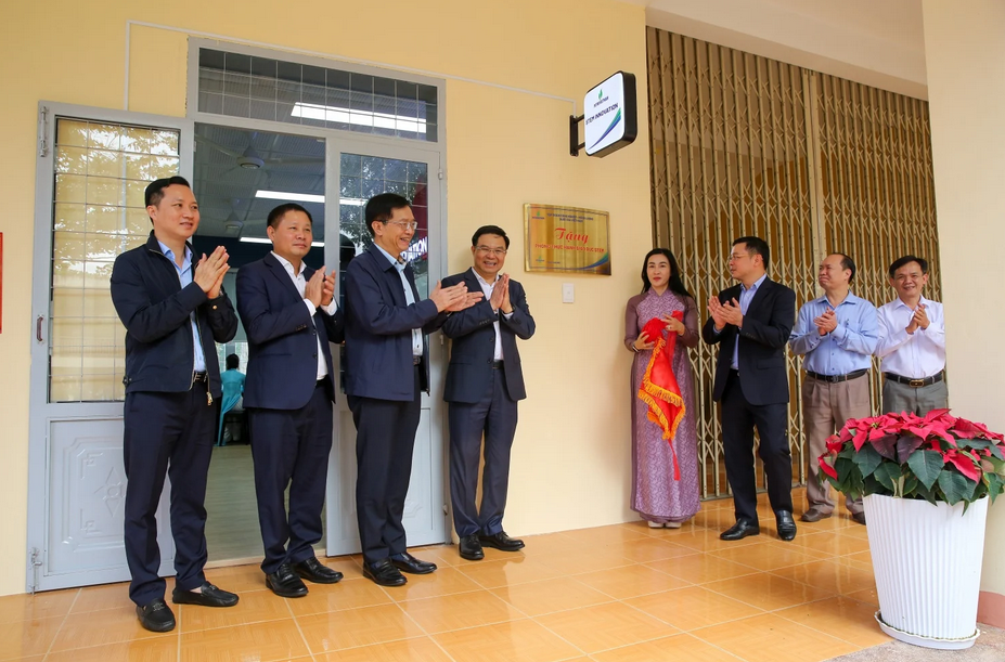 Delegates performed the inauguration ceremony for the STEM room at Buon Ma Thuot High School.
