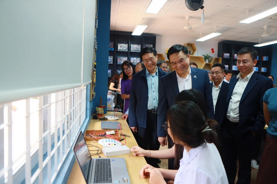 Delegates visited and chatted with students in the STEM room at Buon Ma Thuot High School.