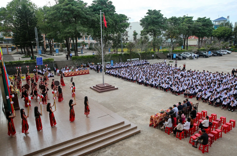 Overview of the STEM room inauguration ceremony at Nguyen Du Secondary School (Gia Lai province)