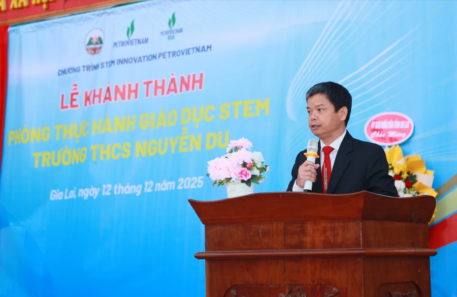 Comrade Nguyen Huu Que, Vice Chairman of the Gia Lai Provincial People's Committee, affirmed that the inauguration of the STEM room, sponsored by Petrovietnam, marked a milestone in bringing STEM education closer to students in Gia Lai province.