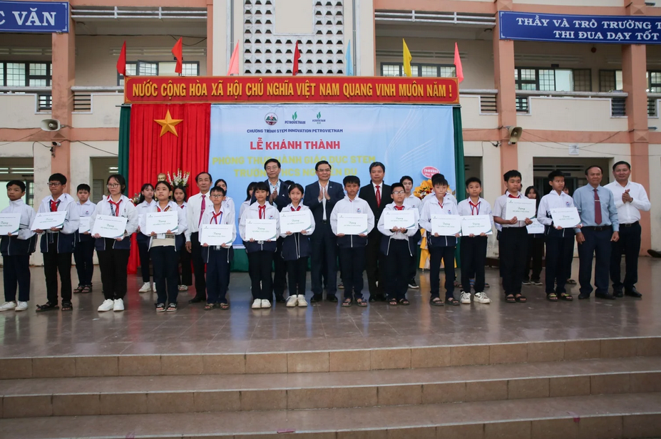 Representatives from the Gia Lai Provincial People's Committee, Petrovietnam, and BSR presented gifts to outstanding students at Nguyen Du Secondary School.