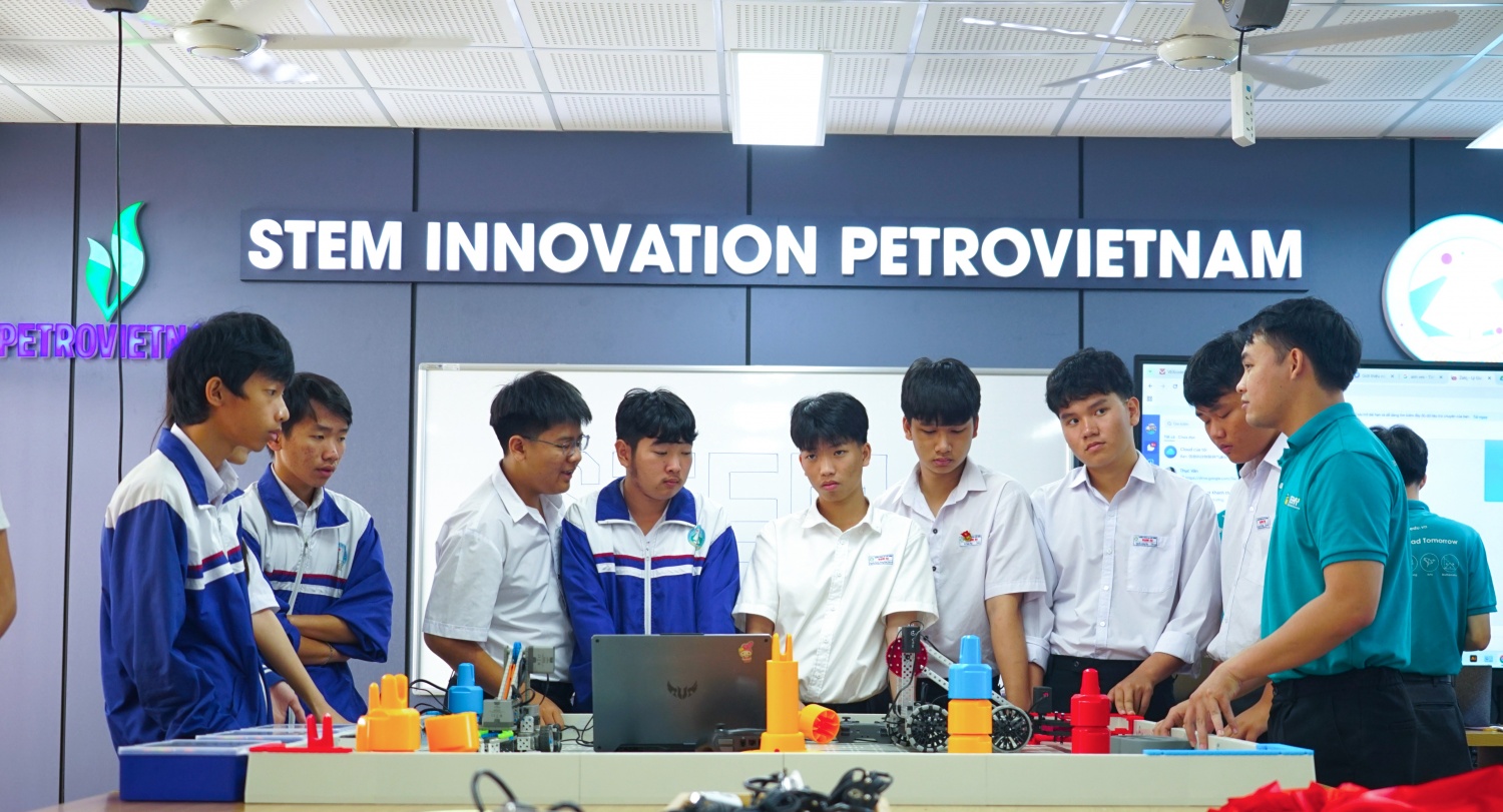 Các em học sinh hào hứng trải nghiệm các thiết bị hiện đại tại phòng STEM mới của trường.