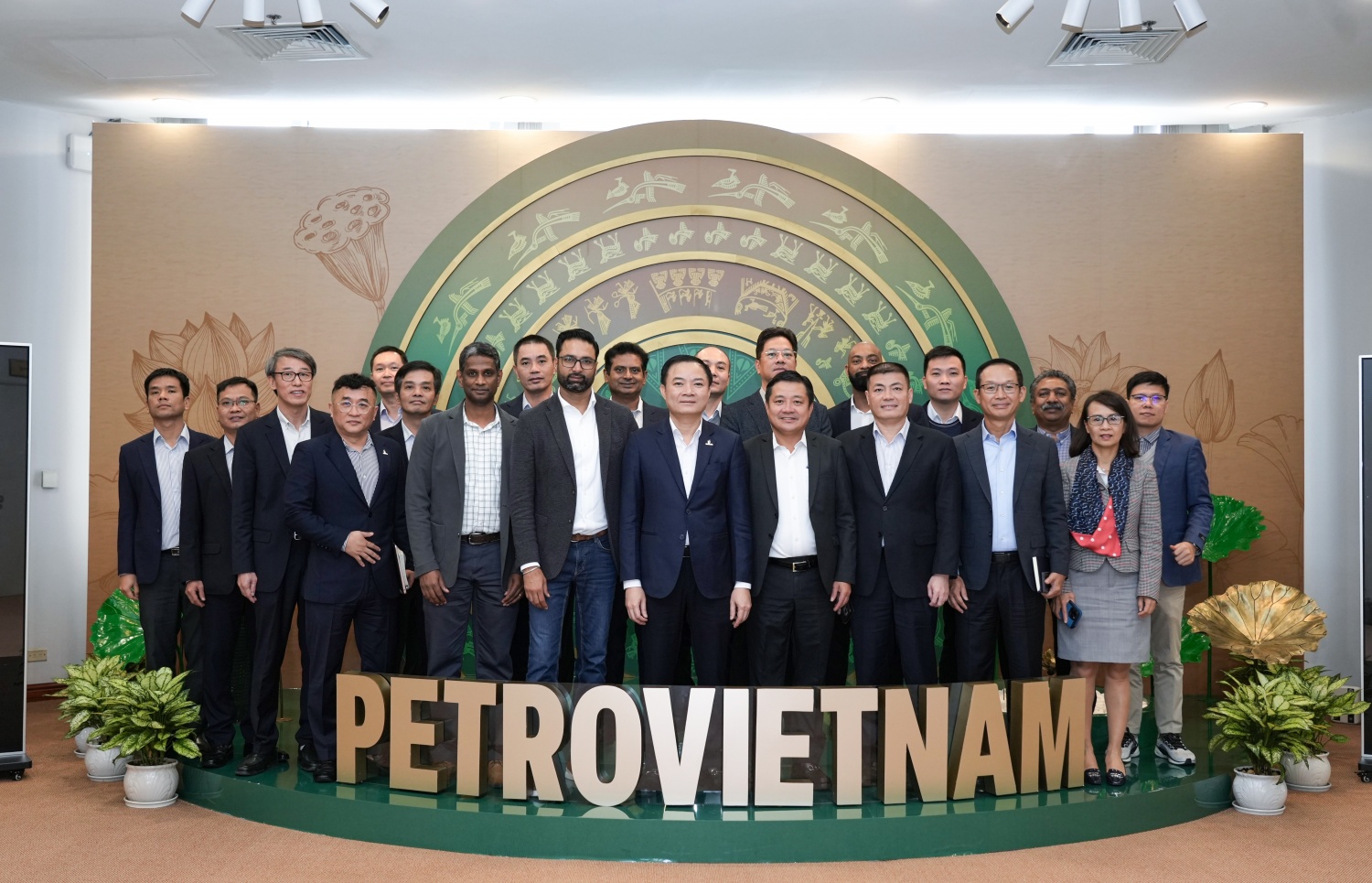 Các đại biểu tham dự buổi làm việc