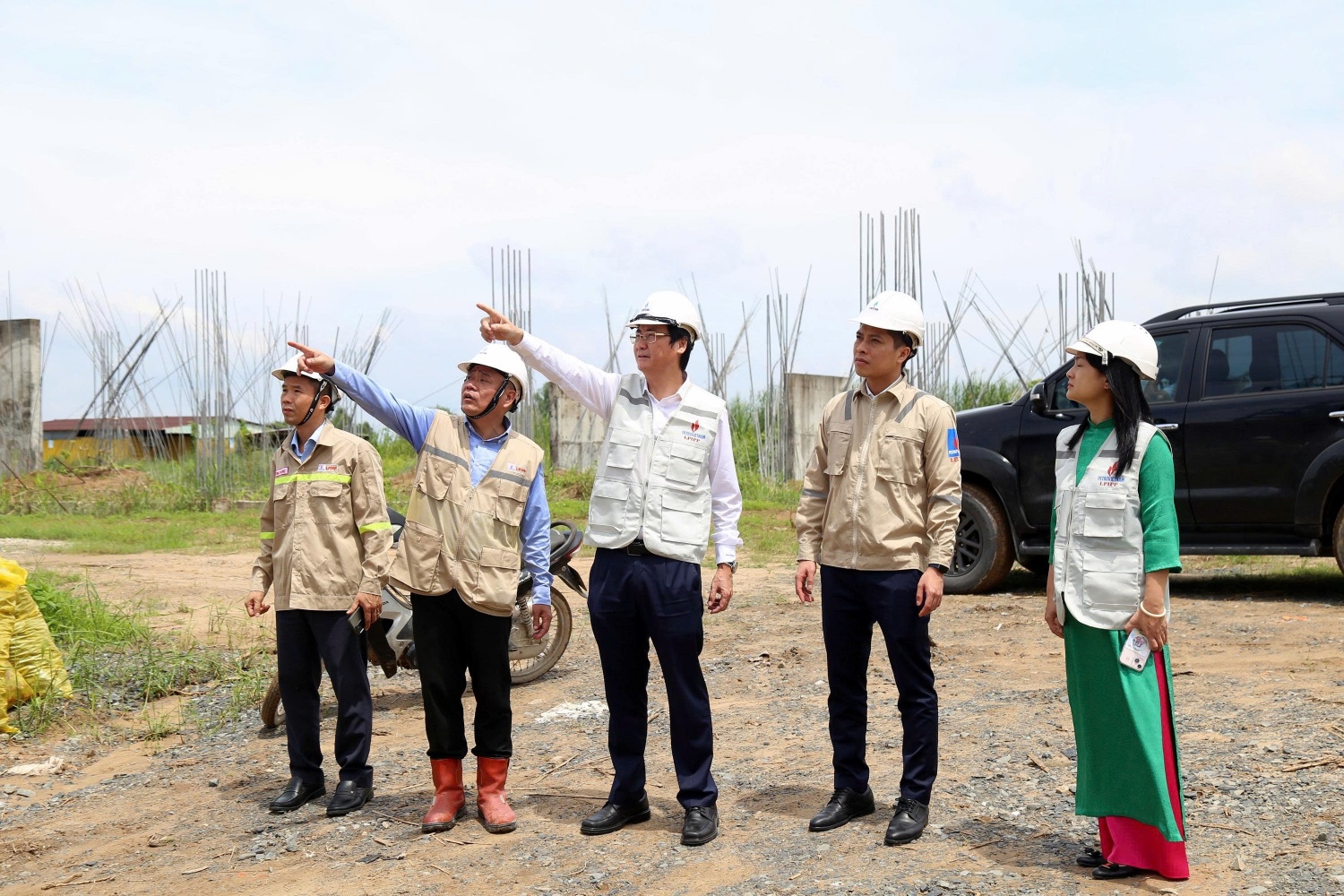 Đồng chí Nguyễn Mạnh Kha - Phó Chủ tịch phụ trách Công đoàn Tập đoàn kiểm tra tiến độ thi công tại công trường dự án Nhà máy Nhiệt điện Long Phú 1.