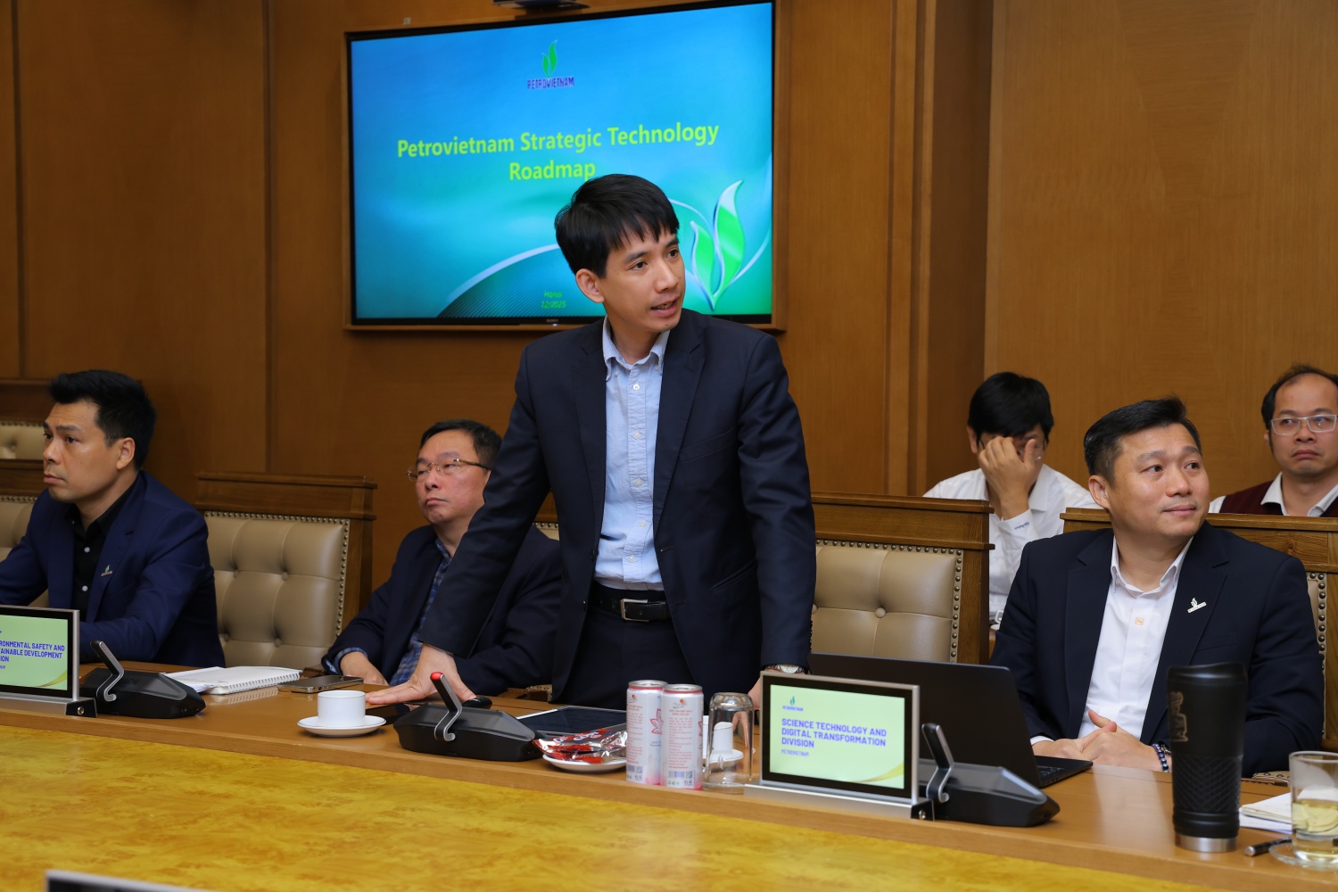 Ông Lê Ngọc Anh - Phó Trưởng Ban Khoa học Công nghệ và Chuyển đổi số Petrovietnam trình bày báo cáo tại buổi làm việc