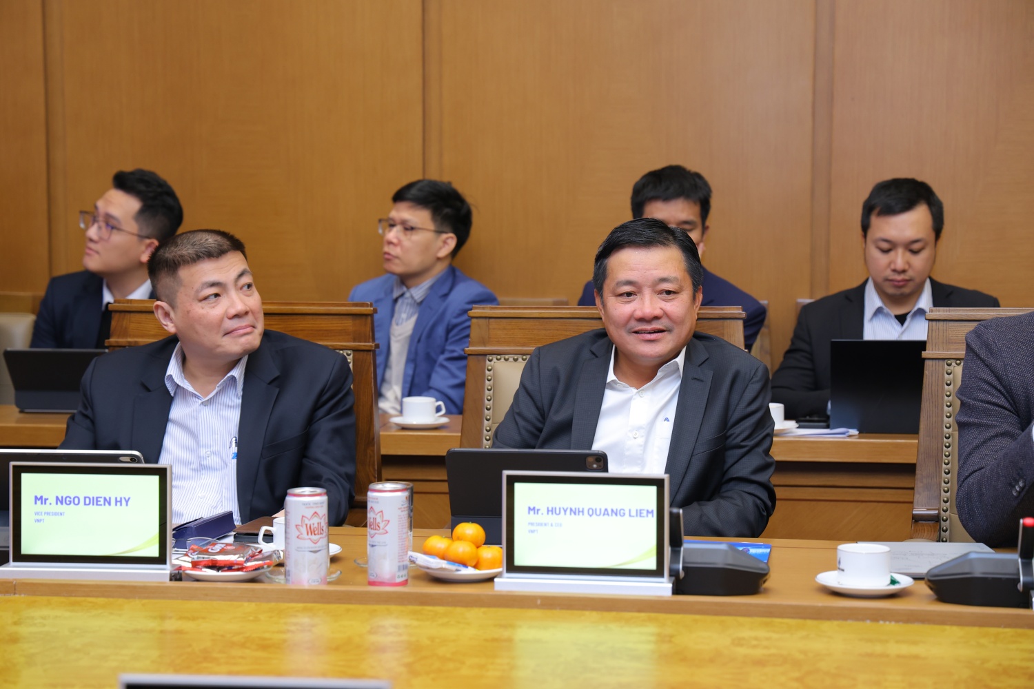 Đại diện VNPT, ông Huỳnh Quang Liêm - Tổng Giám đốc Tập đoàn và ông Ngô Diên Hy - Phó Tổng Giám đốc Tập đoàn trao đổi tại buổi làm việc.