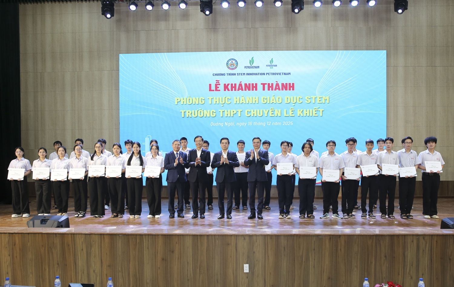 Đại diện tỉnh Quảng Ngãi, Sở Giáo dục và Đào tạo tỉnh Quảng Ngãi, Petrovietnam và BSR trao tặng các suất học bổng cho các em học sinh Trường THPT chuyên Lê Khiết.