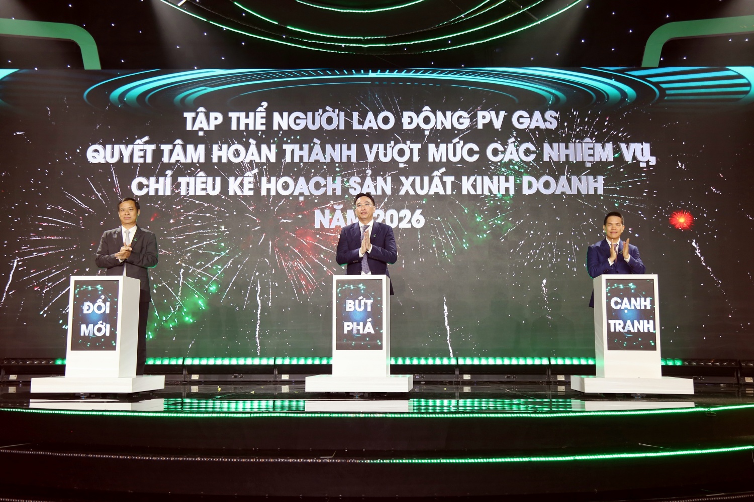 Đại diện lãnh đạo, người lao động PV GAS thực hiện nghi thức phát động thi đua hoàn thành thắng lợi các chỉ tiêu kế hoạch năm 2026