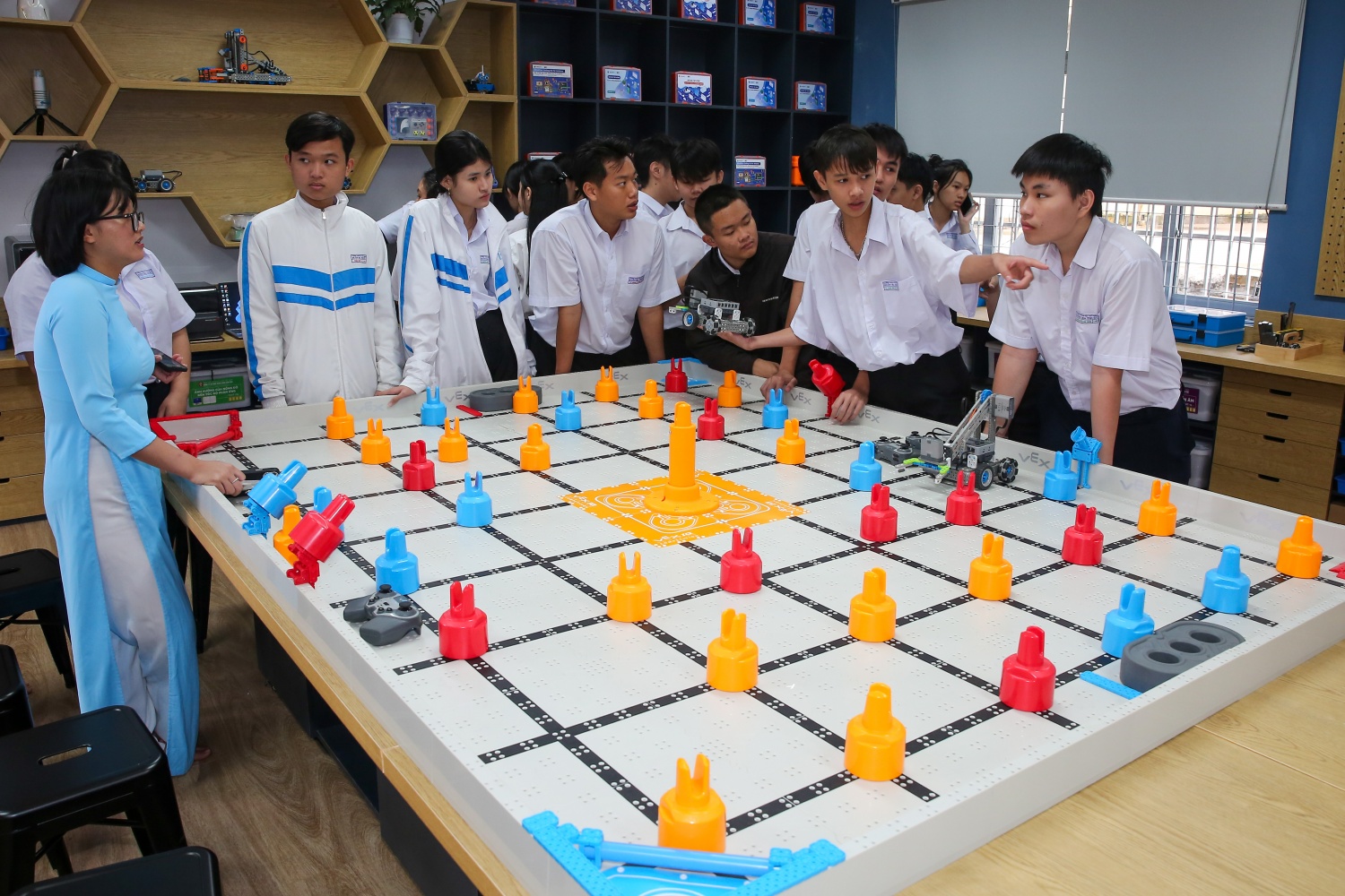 Không gian phòng STEM hiện đại do Petrovietnam tài trợ giúp học sinh tiếp cận phương pháp học tập gắn với thực hành, qua đó khơi dậy niềm đam mê khoa học công nghệ ngay từ bậc phổ thông.