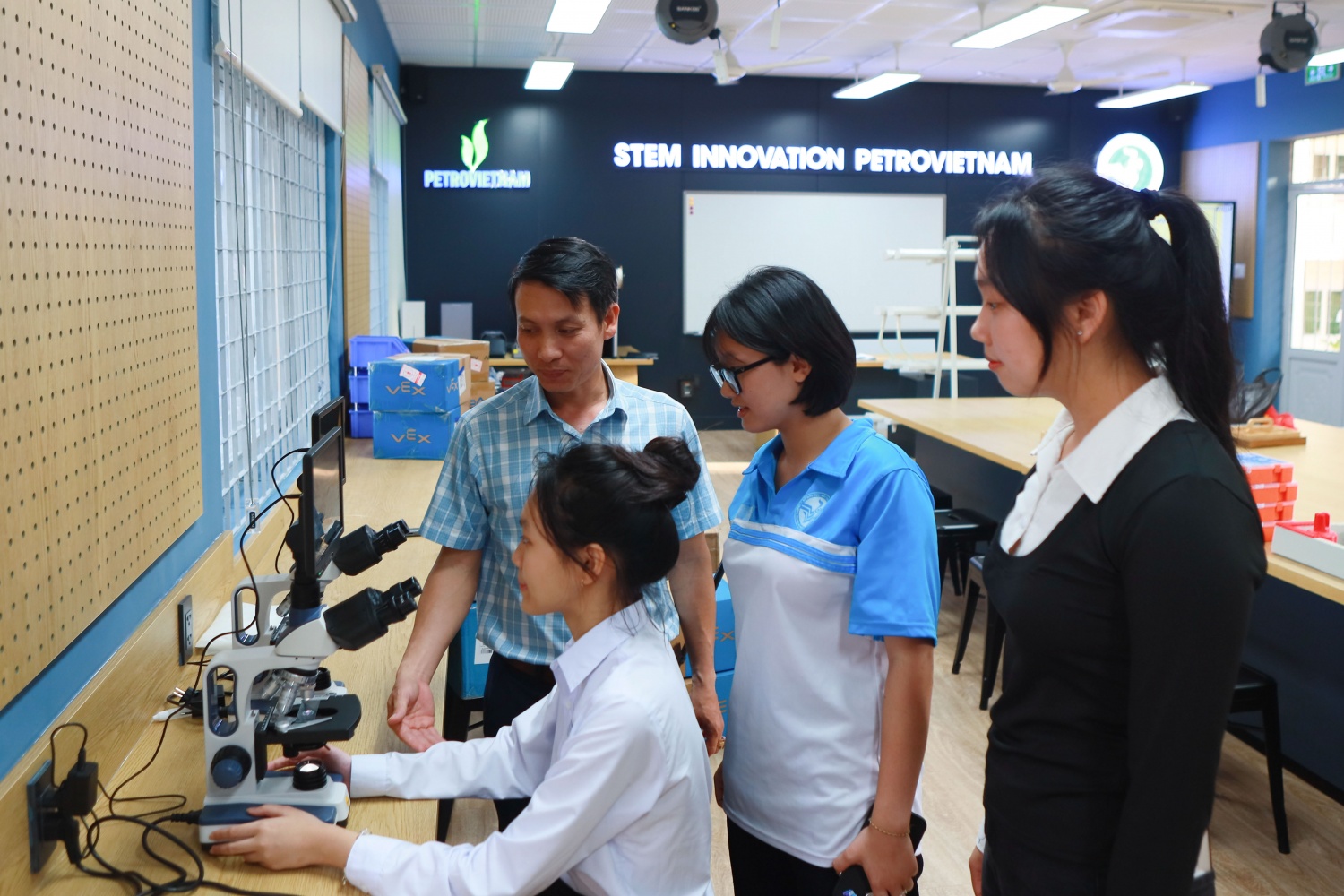 Thầy giáo hướng dẫn học sinh thực hành tại phòng STEM với không gian học tập mở, hiện đại, góp phần đổi mới phương thức dạy - học theo Chương trình Giáo dục phổ thông 2018.