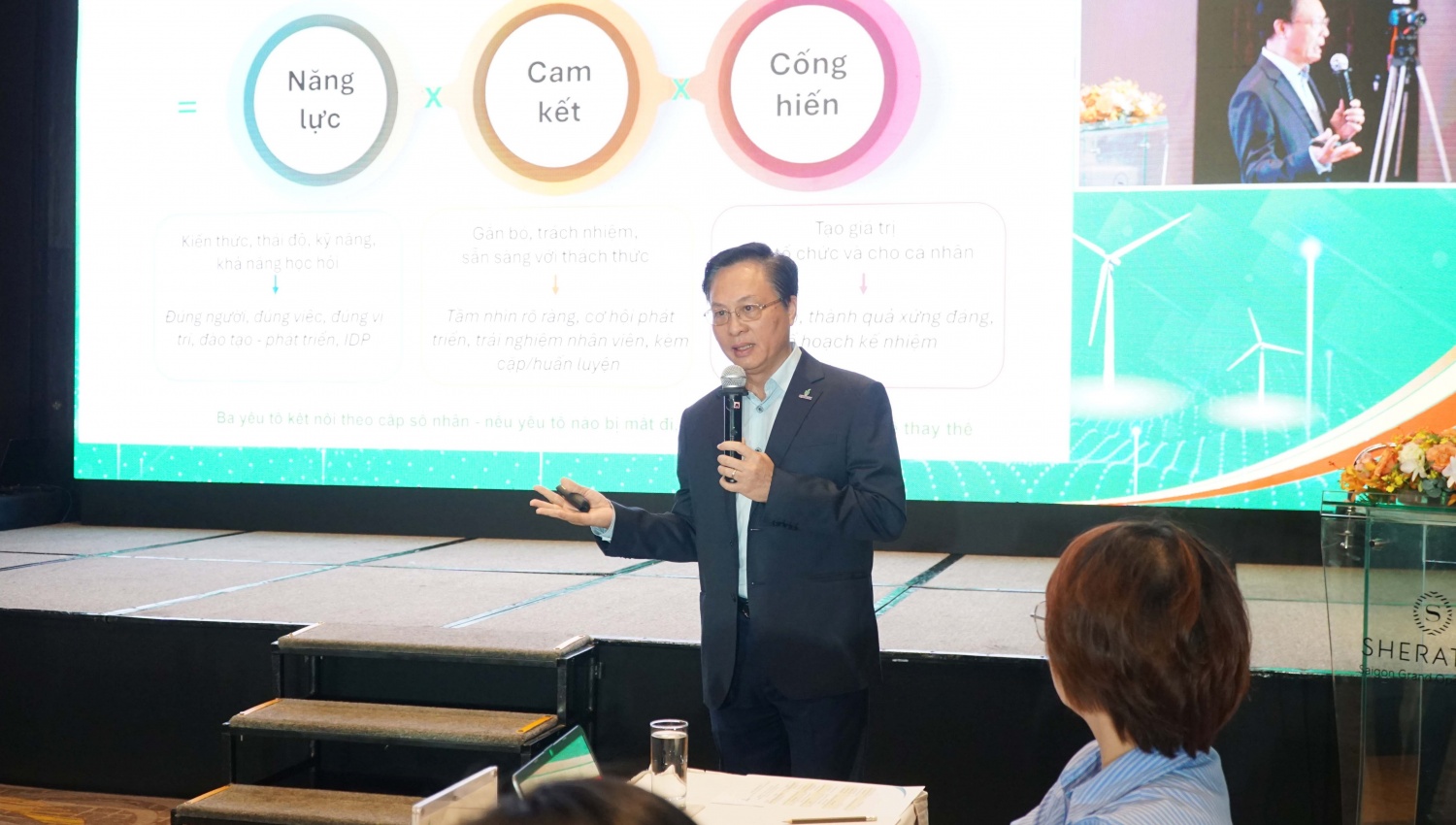 Đồng chí Bùi Minh Tiến trình bày tham luận về Kế hoạch Quản trị nhân tài Petrovietnam đến năm 2030