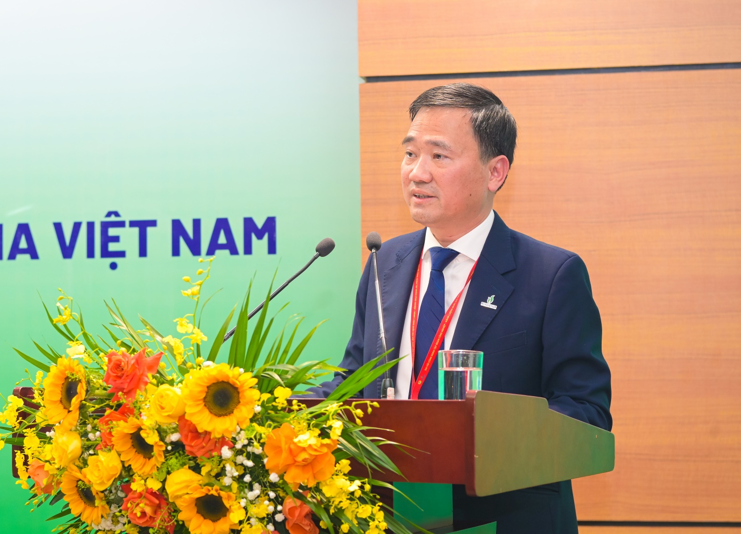 Đồng chí Vũ Anh Tuấn - Phó Chủ tịch Công đoàn Petrovietnam trình bày báo cáo chính trị tổng kết công tác giai đoạn 2022-2025 và phương hướng, nhiệm vụ nhiệm kỳ 2025-2030