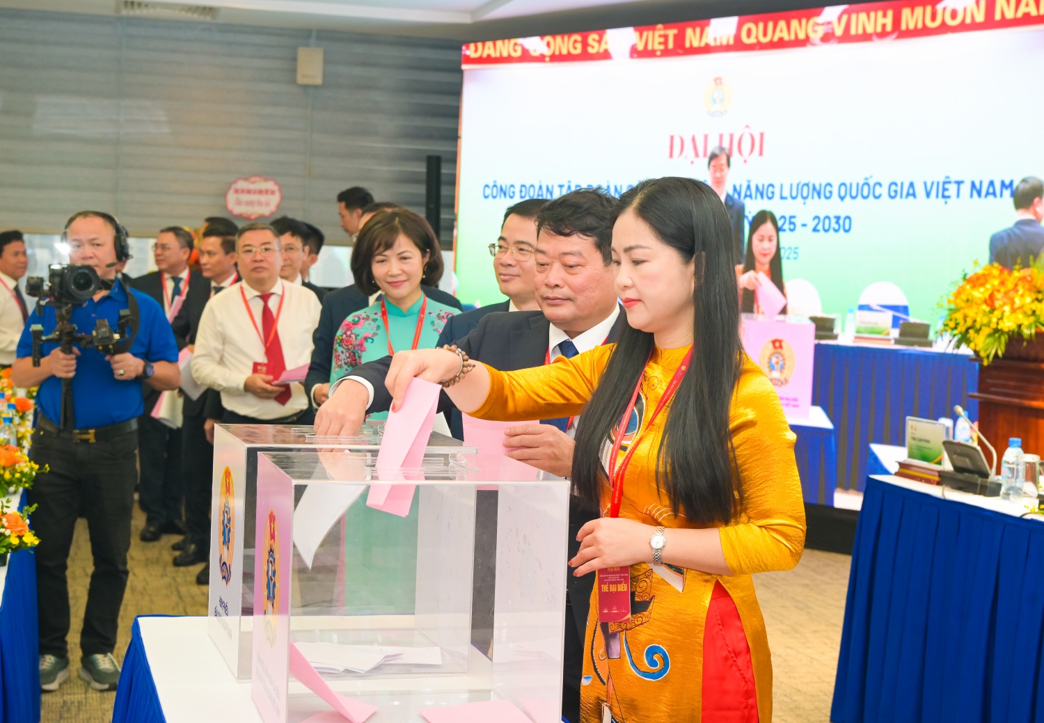 Các đại biểu bầu Ban Chấp hành Công đoàn Petrovietnam nhiệm kỳ 2025-2030 và bầu đoàn đại biểu dự Đại hội Công đoàn cấp trên.