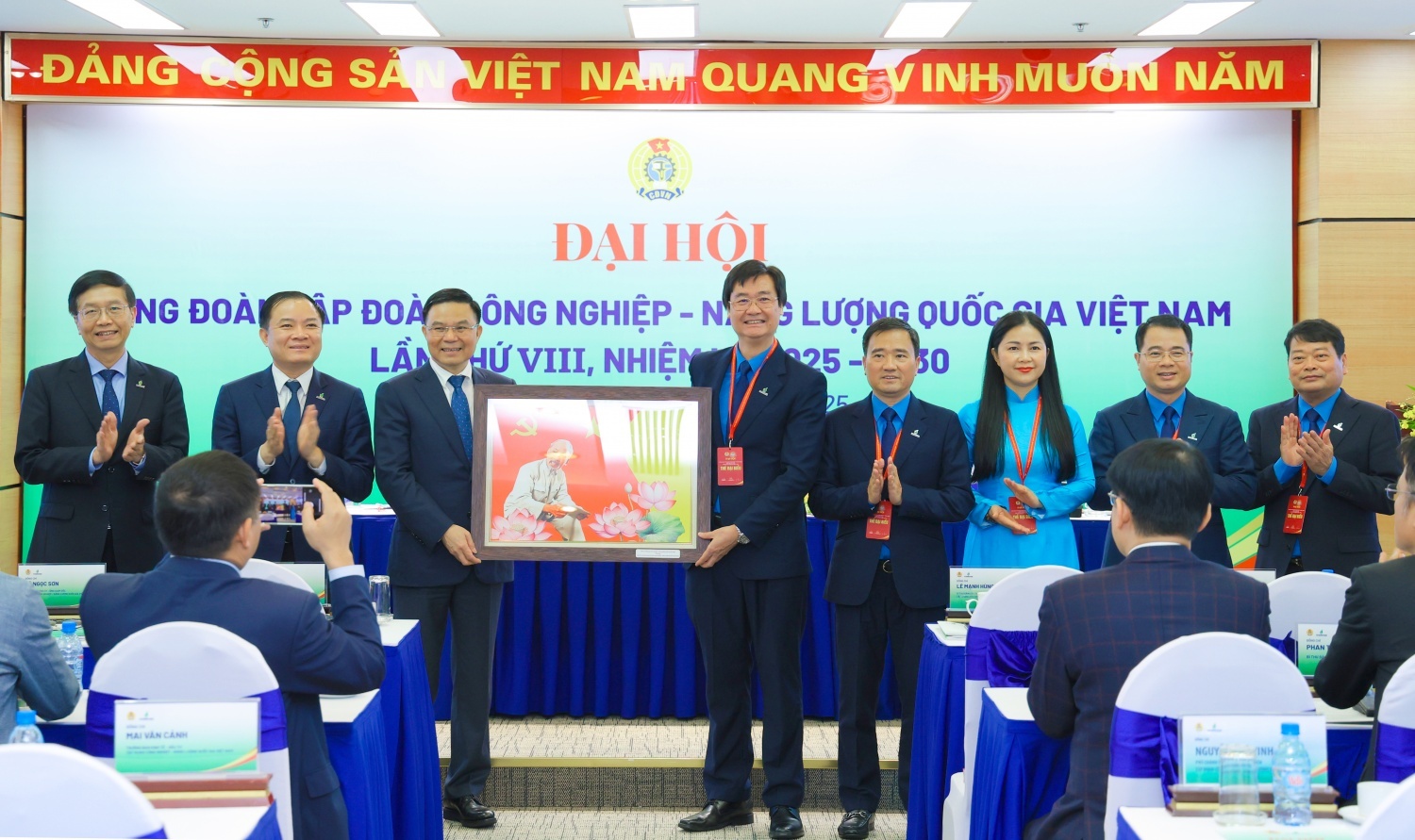 Lãnh đạo Petrovietnam tặng bức tranh Chủ tịch Hồ Chí Minh cho Công đoàn Petrovietnam