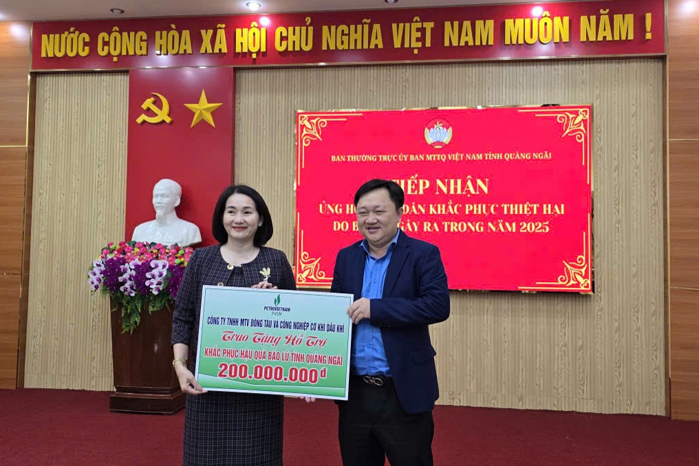 Đại diện PVSM, ông Nguyễn Hồng Chiến - Phó Tổng Giám đốc PVSM trao biển tượng trưng số tiền 200 triệu đồng cho đại diện Ủy ban Mặt trận Tổ quốc Việt Nam tỉnh Quảng Ngãi.