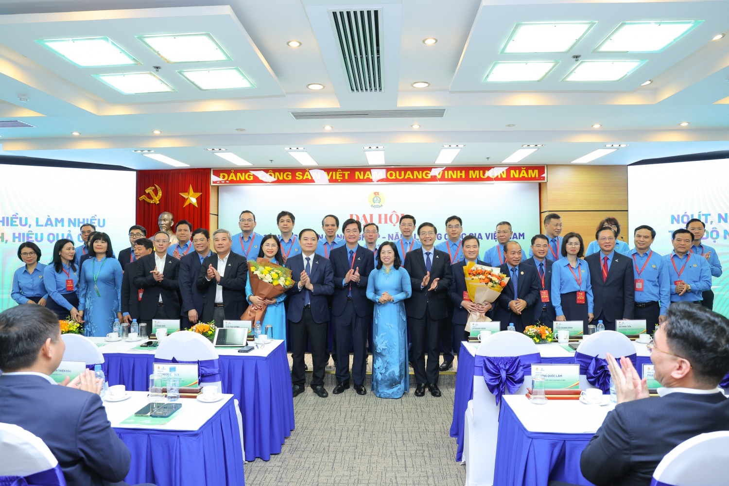 Lãnh đạo Tổng Liên đoàn Lao động Việt Nam và lãnh đạo Petrovietnam chúc mừng Ban Chấp hành Công đoàn Petrovietnam nhiệm kỳ 2025-2030.