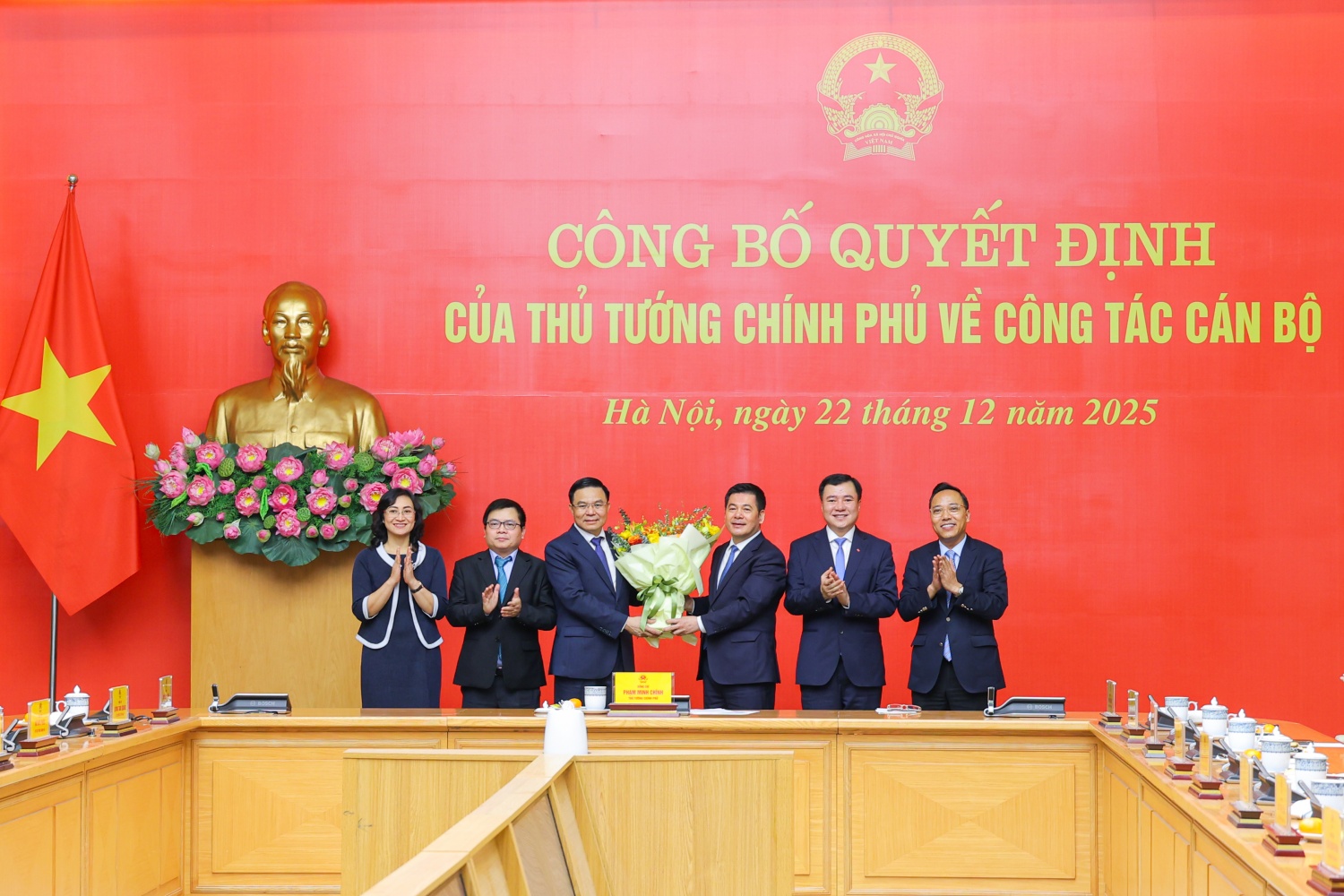 Đồng chí Nguyễn Hồng Diên, Ủy viên Trung ương Đảng, Phó Bí thư chuyên trách Đảng ủy Quốc hội, nguyên Bộ trưởng Bộ Công Thương cùng lãnh đạo Bộ Công Thương chúc mừng đồng chí Lê Mạnh Hùng