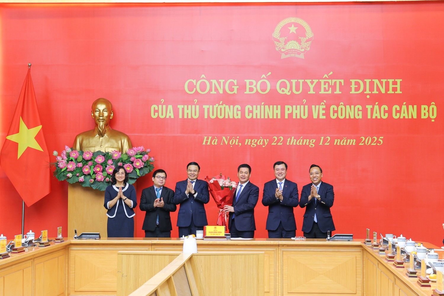 Đồng chí Lê Mạnh Hùng, Bí thư Đảng ủy, Quyền Bộ trưởng Bộ Công Thương và lãnh đạo Bộ chúc mừng đồng chí Nguyễn Hồng Diên, nguyên Bộ trưởng Bộ Công Thương nhận nhiệm vụ mới