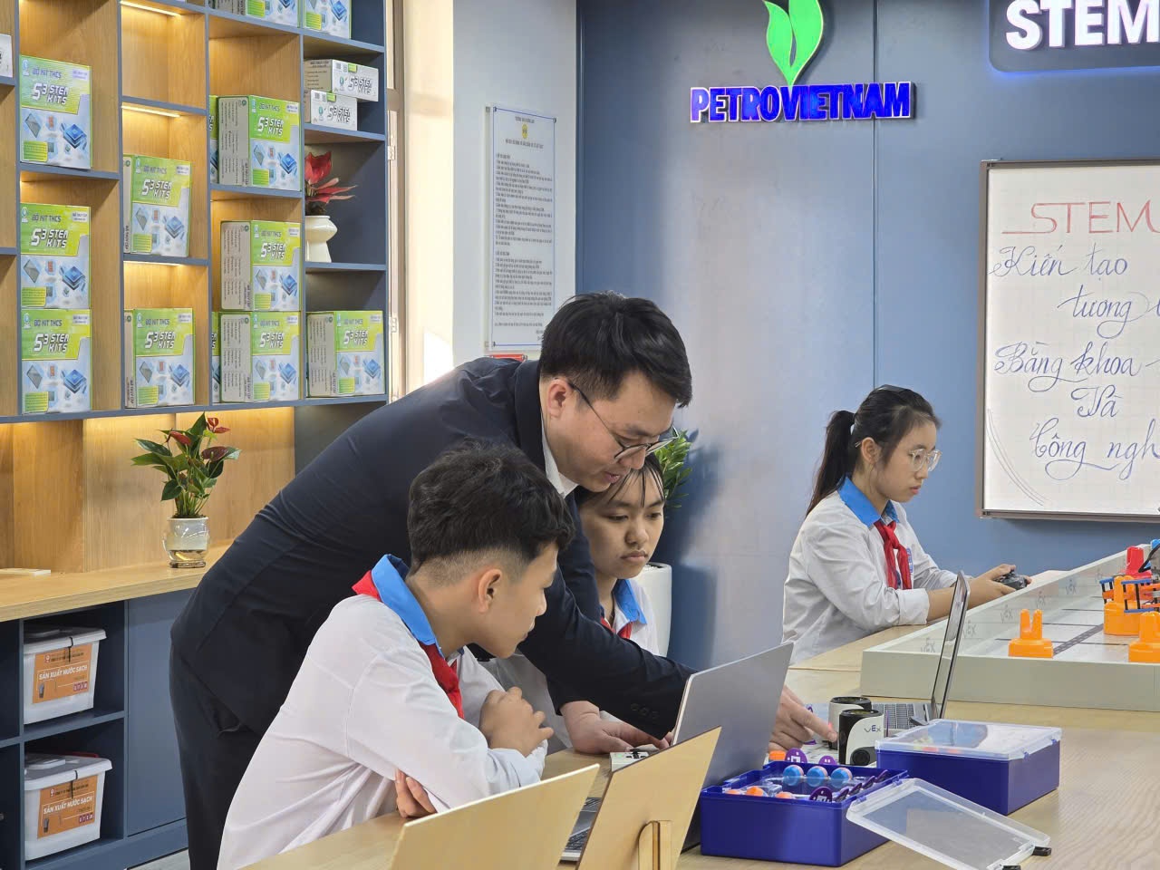 Phòng STEM trong chương trình “STEM Innovation Petrovietnam” phù hợp nhất với học sinh trung học phổ thông - nhóm học sinh đã có kiến thức nền để thực hiện các dự án phức tạp.