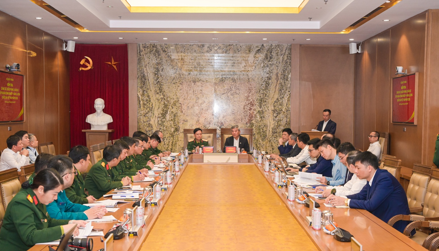 Các đại biểu tham dự buổi kiểm tra.