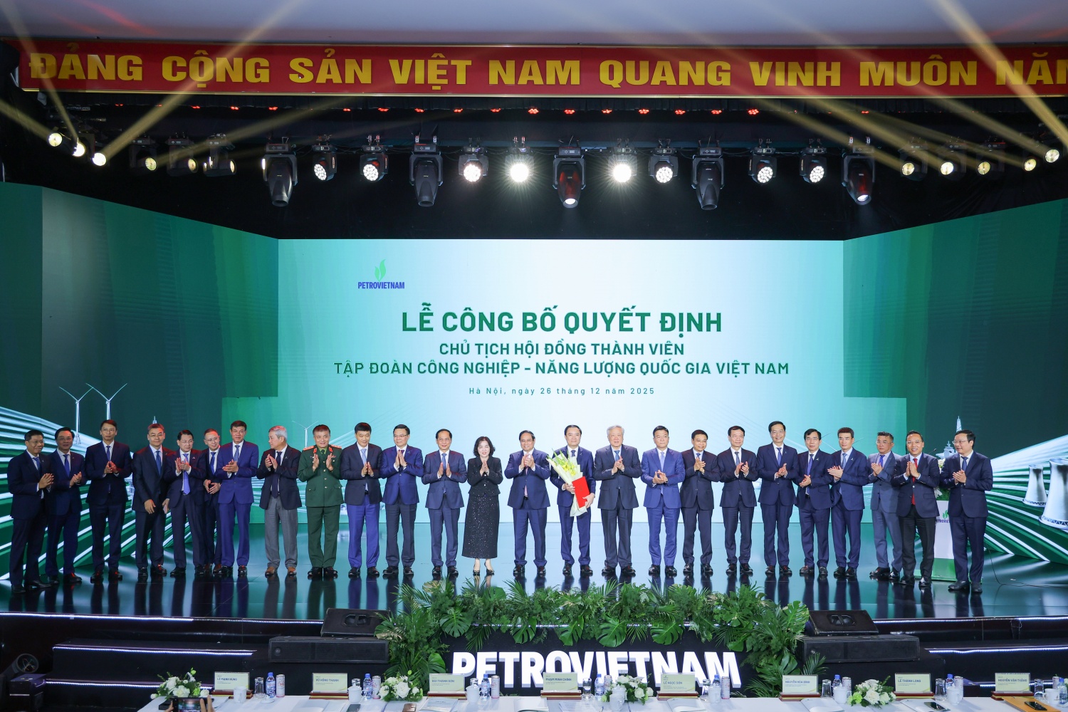 Thủ tướng Chính phủ, lãnh đạo Chính phủ và các Bộ, ngành, lãnh đạo Petrovietnam chúc mừng tân Chủ tịch Hội đồng Thành viên Petrovietnam Lê Ngọc Sơn
