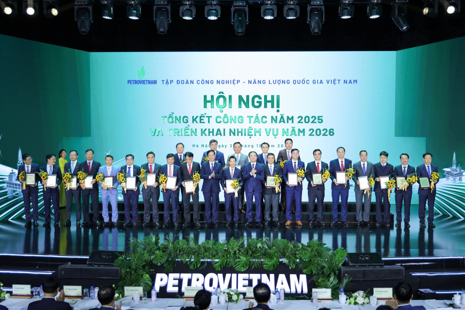 Lãnh đạo Tập đoàn vinh danh các tập thể xuất sắc