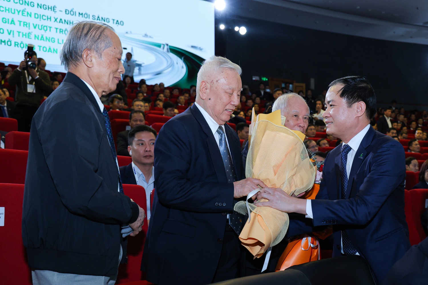 Chủ tịch HĐTV, Tổng Giám đốc Petrovietnam Lê Ngọc Sơn tri ân các đồng chí nguyên lãnh đạo Tập đoàn