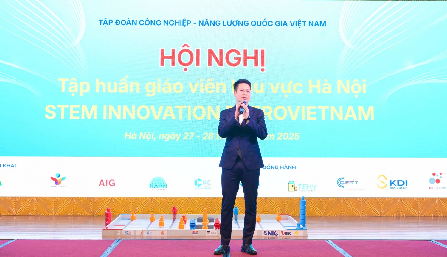 Ông Phan Sỹ Linh, Trưởng Phòng Văn hóa Doanh nghiệp, Ban Truyền thông và Văn hóa Doanh nghiệp Petrovietnam ghi nhận và đánh giá cao tinh thần trách nhiệm, sự tâm huyết của các thầy cô giáo đã dành thời gian cuối tuần để tham gia tập huấn (Ảnh: Minh Đức)