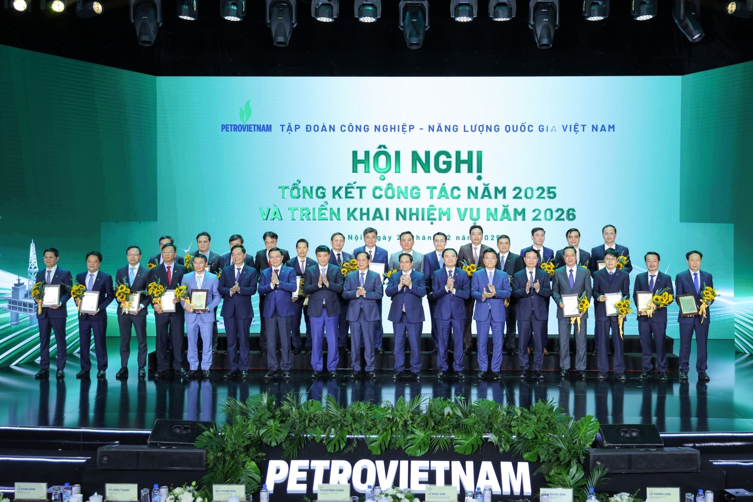 Thủ tướng Chính phủ Phạm Minh Chính cùng lãnh đạo Chính phủ, các bộ, ngành và Petrovietnam chúc mừng các tập thể xuất sắc tiêu biểu của Petrovietnam trong năm 2025.