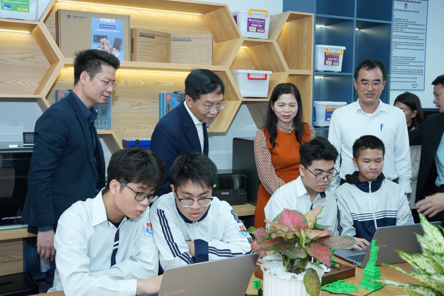 Các đại biểu tham quan phòng STEM tại Trường THPT Huỳnh Thúc Kháng.