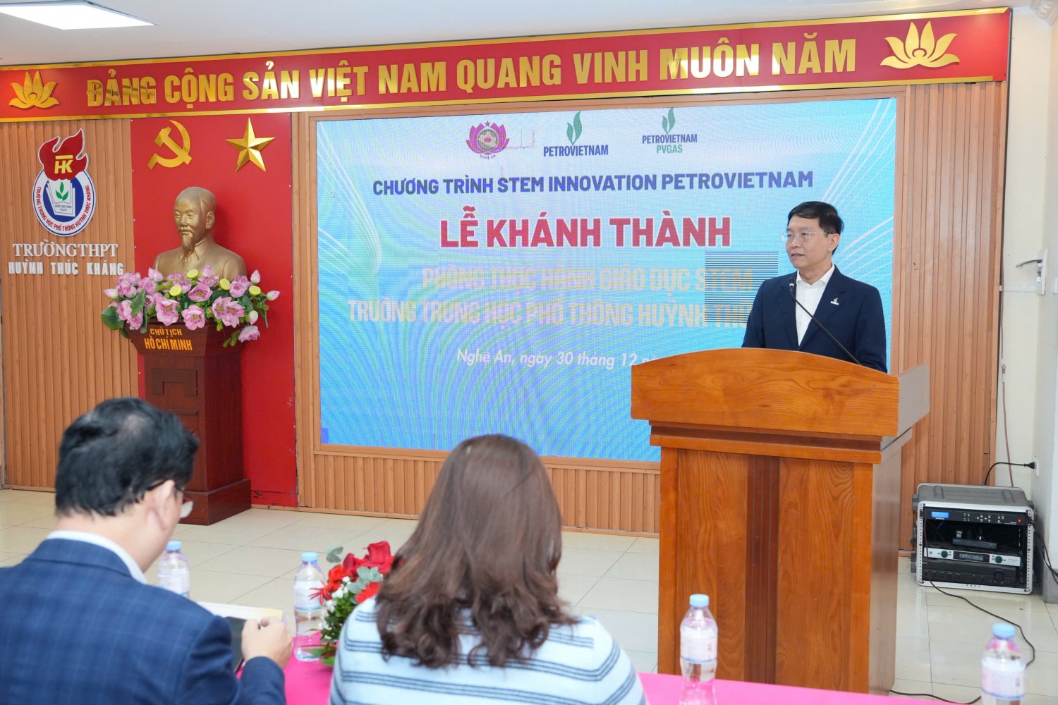 Đồng chí Trần Quang Dũng bày tỏ kỳ vọng, thông qua Chương trình “STEM Innovation Petrovietnam”, các em học sinh sẽ từng bước hình thành tư duy khoa học, kỹ năng sáng tạo và bản lĩnh hội nhập, trở thành những công dân có tri thức, trách nhiệm, đóng góp tích cực vào sự phát triển của đất nước.