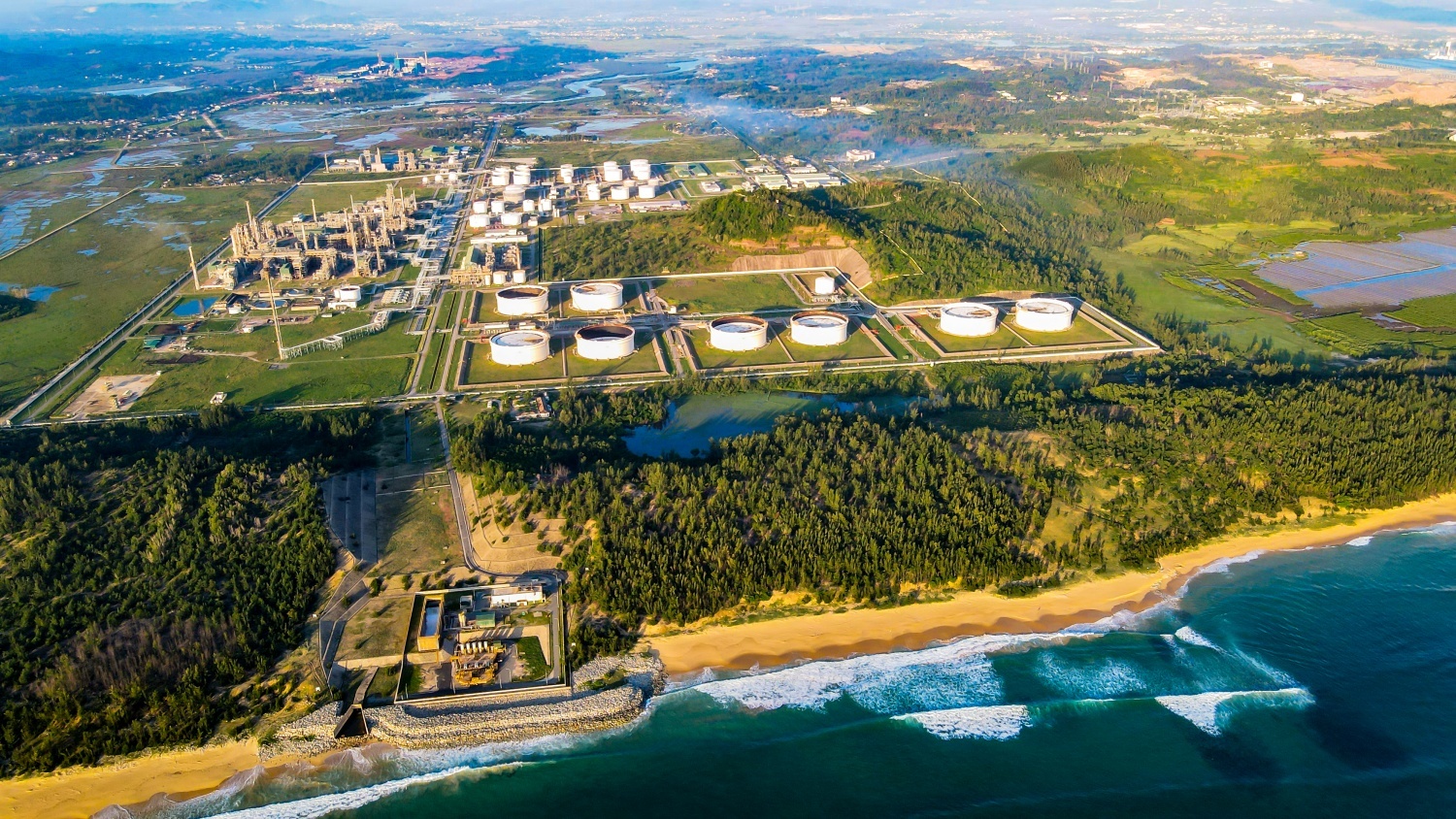 Ở trụ cột sản xuất, Petrovietnam tiếp tục tổ chức vận hành an toàn, liên tục và hiệu quả trên toàn chuỗi từ thượng nguồn, trung nguồn đến hạ nguồn.