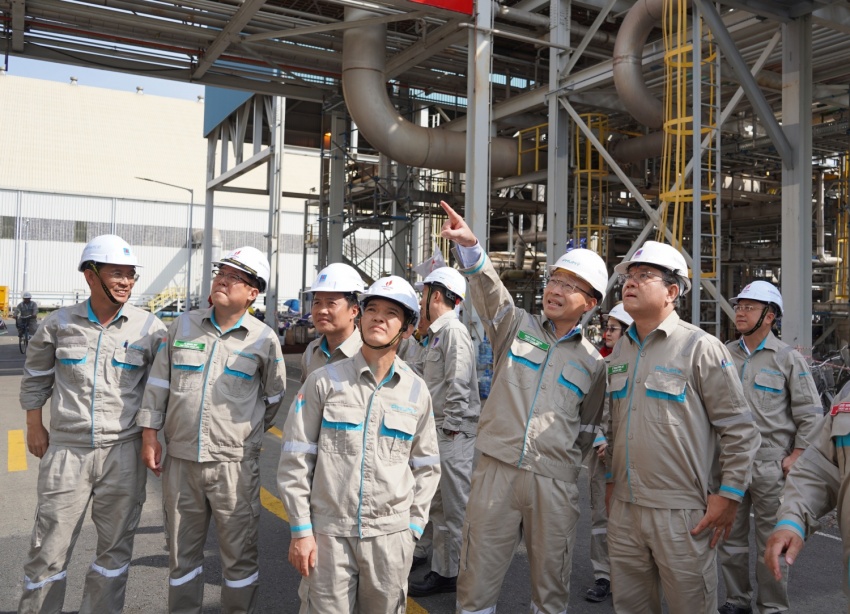 Ông Phan Công Thành – Tổng Giám đốc PVFCCo - Phú Mỹ và đoàn công tác Tổng công ty thị sát thực địa công tác bảo dưỡng Nhà máy.