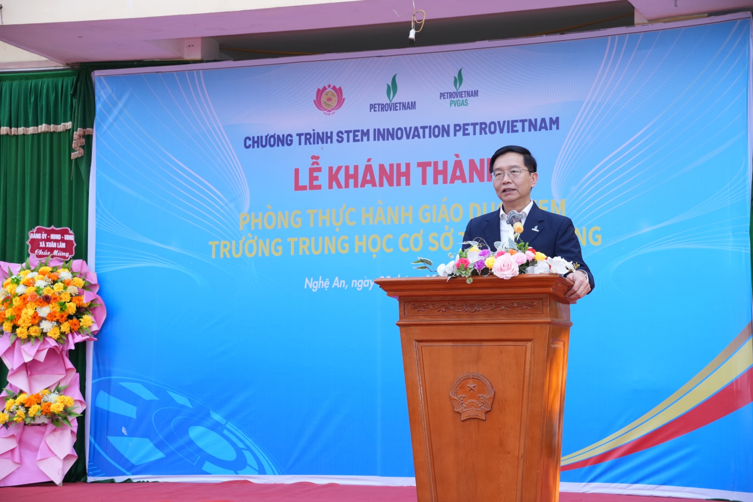 Đồng chí Trần Quang Dũng: Phòng học thực hành STEM không chỉ là một không gian học tập hiện đại, mà còn là “hạt nhân đổi mới”, giúp học sinh tiếp cận phương pháp học liên môn, học qua trải nghiệm, làm việc nhóm và vận dụng kiến thức vào thực tiễn