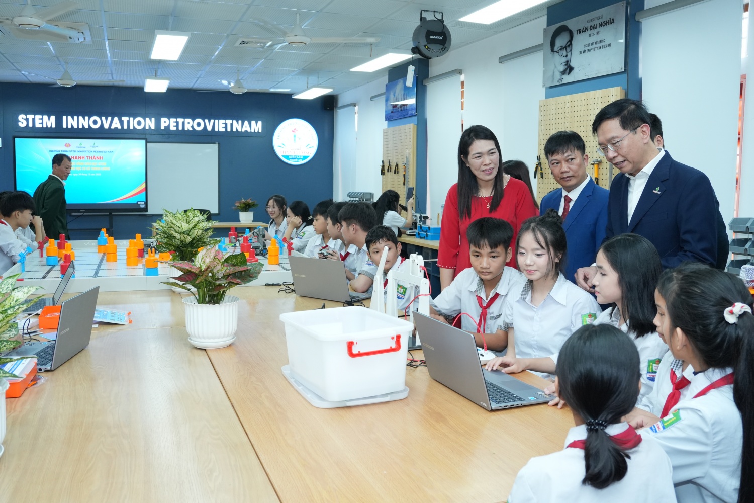 Các em học sinh giới thiệu với lãnh đạo tỉnh Nghệ An và lãnh đạo Petrovietnam về cách các dự án được triển khai tại phòng thực hành giáo dục STEM.