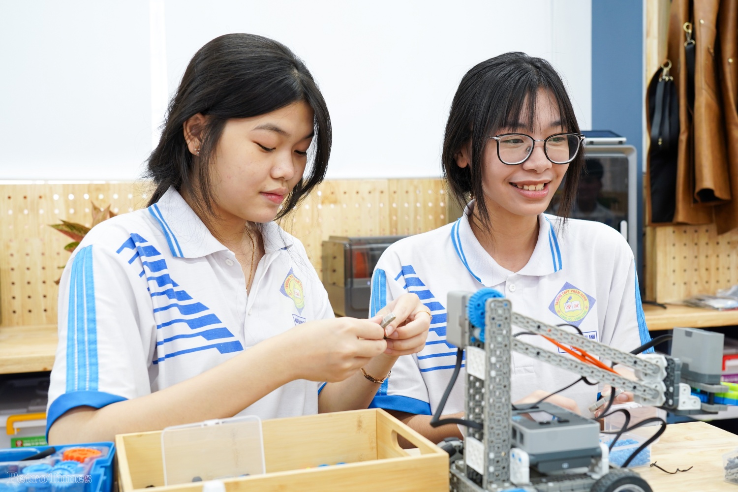 Em Cao Ngọc Quỳnh Anh - học sinh lớp 11X1 (phải) cùng bạn thực hành lắp ráp mô hình tại phòng STEM.
