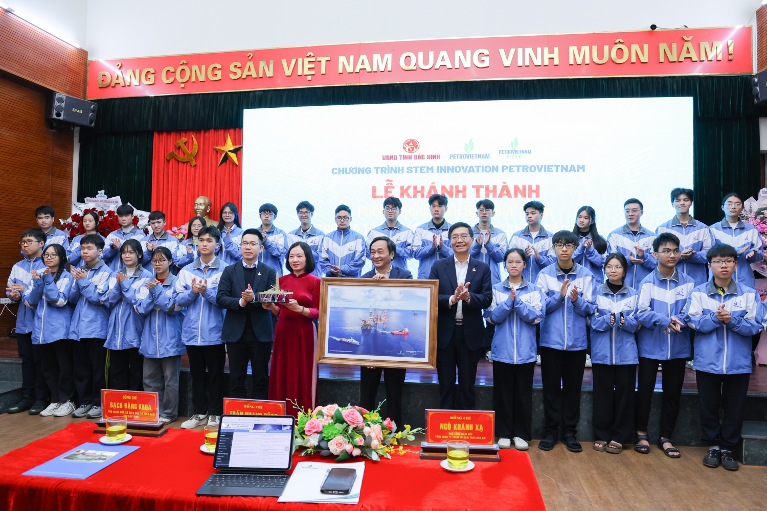 Lãnh đạo Petrovietnam và PVEP tặng quà lưu niệm cho đại diện Ban Giám hiệu và học sinh Trường THPT Chuyên Bắc Ninh