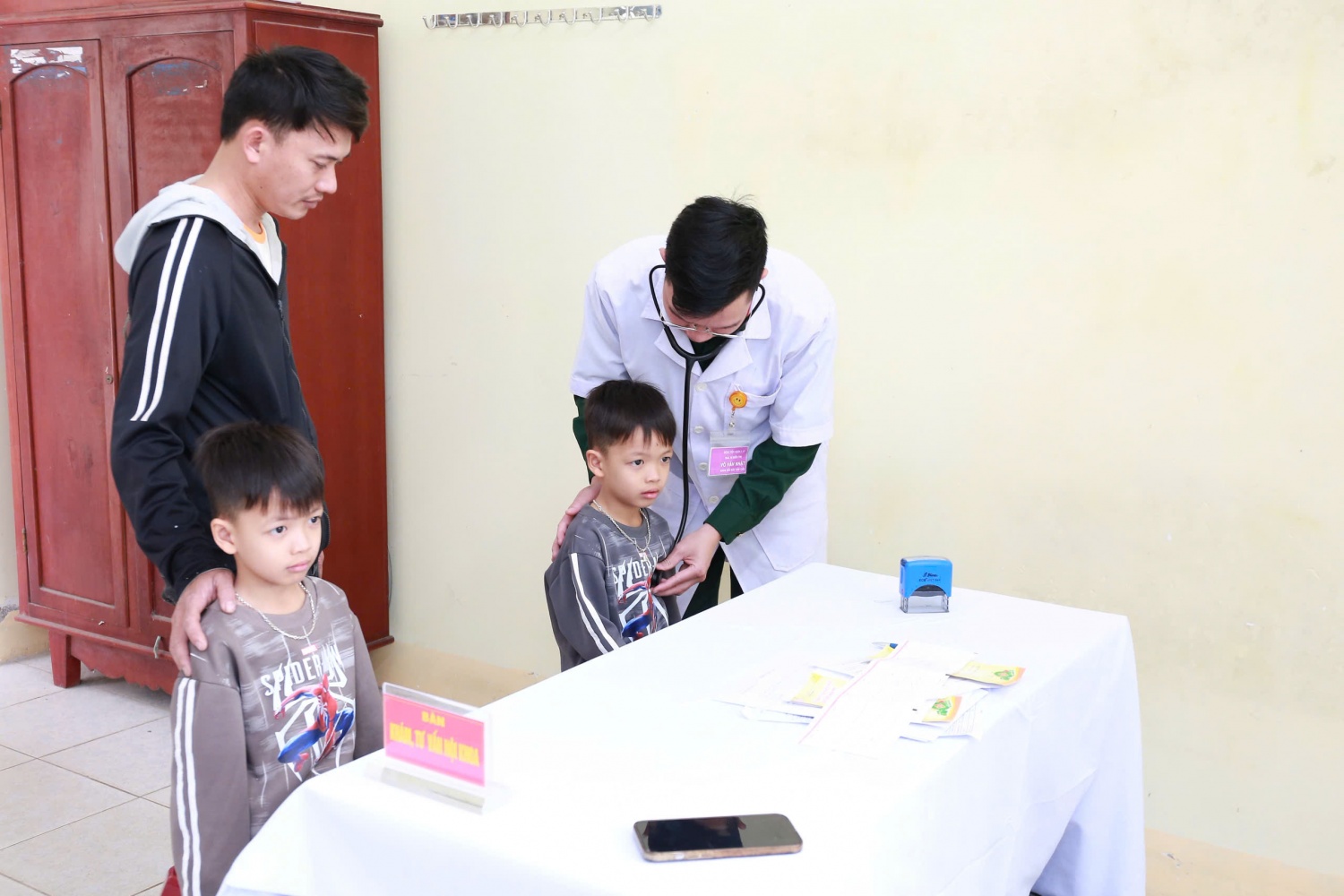 Các y, bác sĩ quân y thăm khám, tư vấn sức khỏe miễn phí cho người dân xã Vạn Tường trong khuôn khổ chương trình do BSR cùng các đơn vị phối hợp tổ chức.