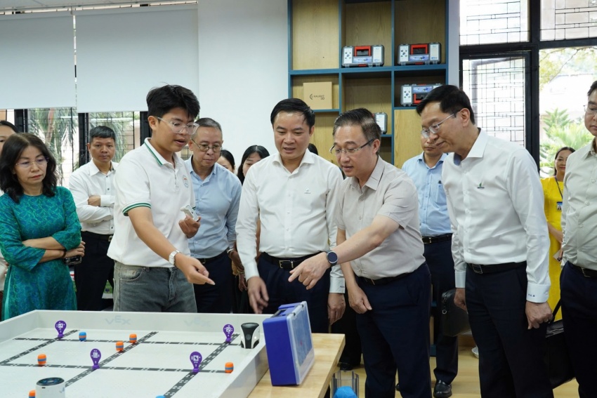 Các đại biểu tham quan phòng STEM mới tại Trường THPT Châu Thành