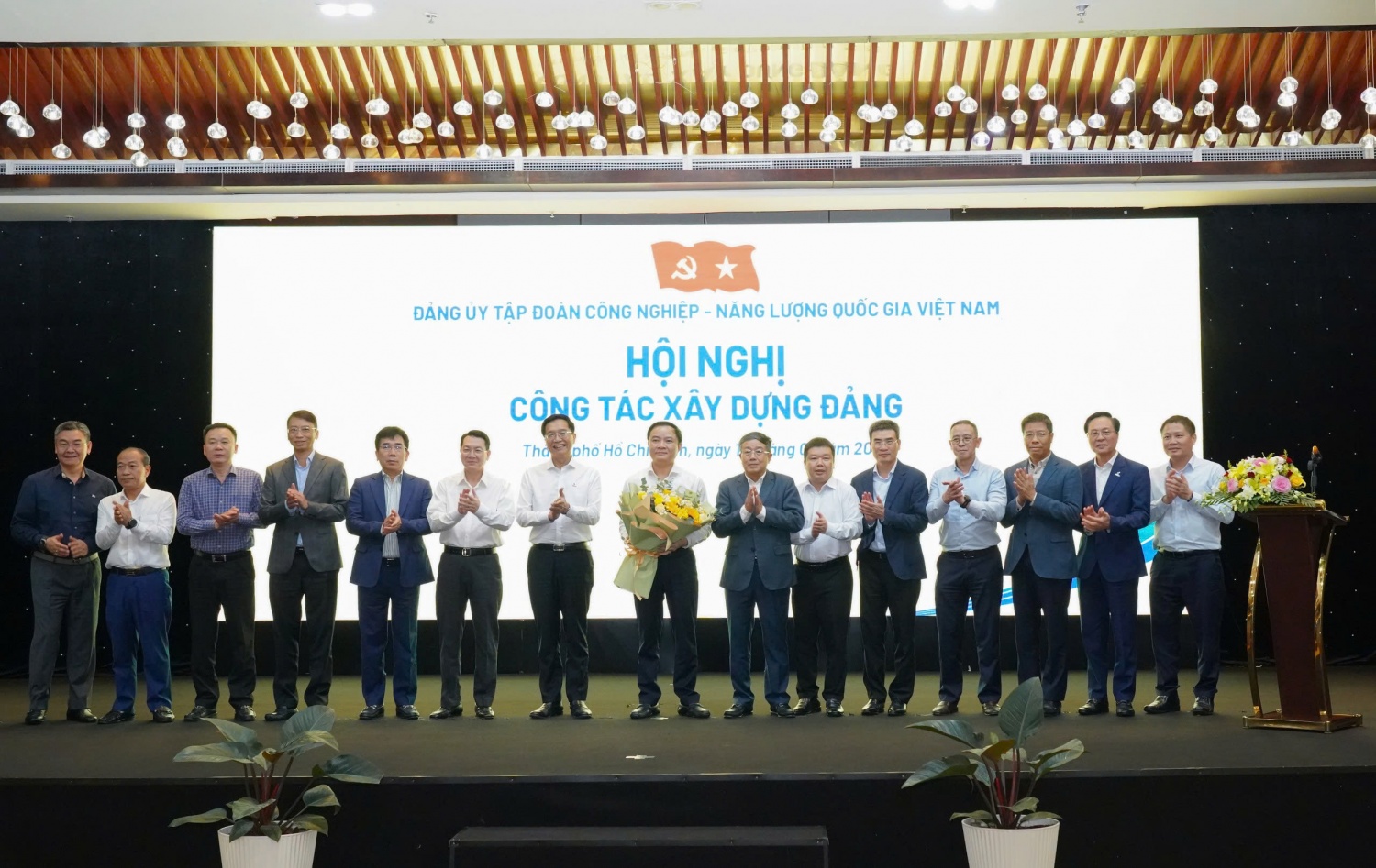 Ngày 16/01/2026, Đảng ủy Bộ Tài chính đã có quyết định số 116 về Chỉ định đồng chí Lê Ngọc Sơn, Phó Bí thư Đảng ủy, Chủ tịch HĐTV Tập đoàn giữ chức Bí thư Đảng ủy Tập đoàn Công nghiệp - Năng lượng Quốc gia Việt Nam nhiệm kỳ 2025 - 2030. Tại Hội nghị, Đảng bộ Tập đoàn đã tặng hoa chúc mừng đồng chí Lê Ngọc Sơn.