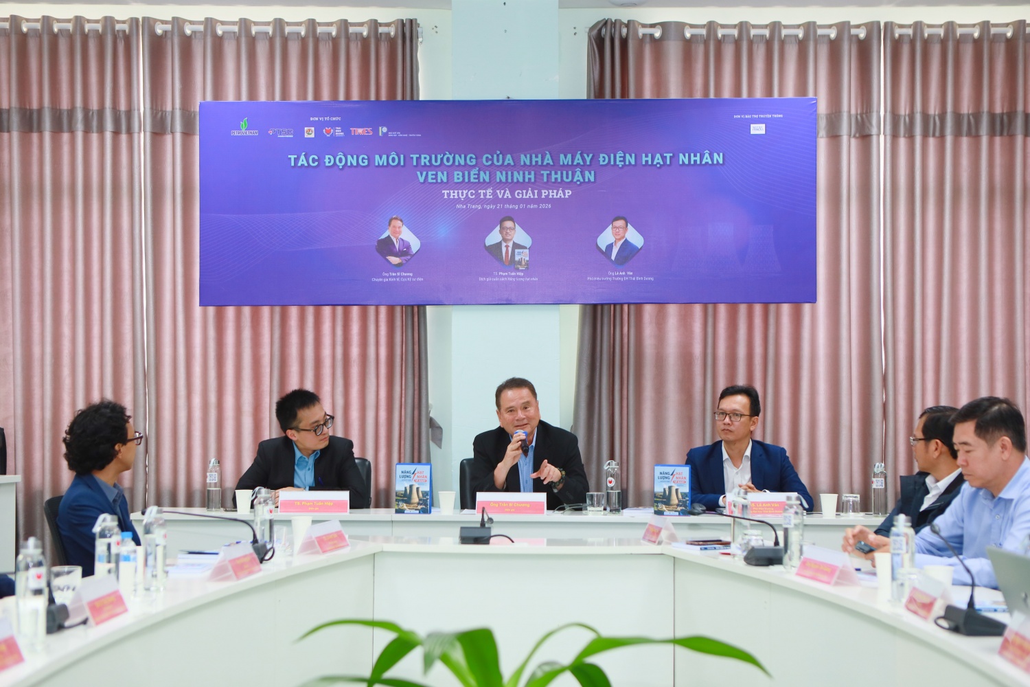 Các diễn giả tại toạ đàm bao gồm: TS Phạm Tuấn Hiệp – chuyên gia Tập đoàn Điện lực Pháp (EDF), Tổng Thư ký VietNuc, dịch giả cuốn sách Năng lượng hạt nhân - Vì sao; ông Trần Sĩ Chương – chuyên gia Kinh tế, cố vấn phát triển doanh nghiệp, cựu kỹ sư điện; TS Lê Anh Vân – Phó Hiệu trưởng Trường Đại học Thái Bình Dương.