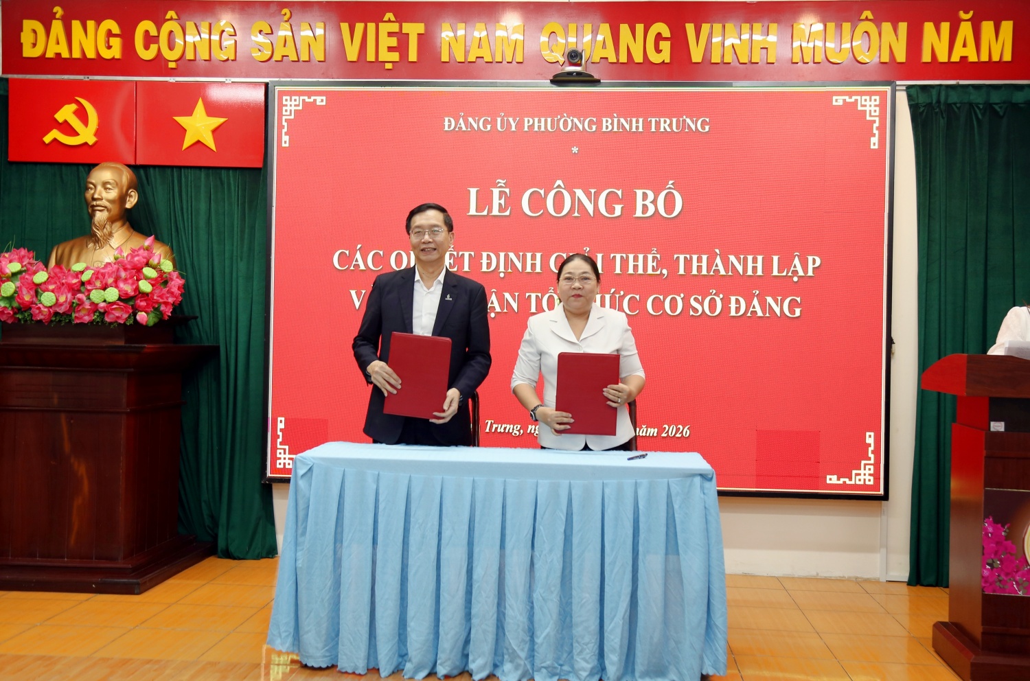 Đồng chí Trần Quang Dũng, Phó Bí thư Thường trực Đảng ủy Petrovietnam và đồng chí Trịnh Thụy Thúy Huyền, Trưởng Ban Xây dựng Đảng, Đảng ủy phường Bình Trưng ký kết bàn giao tổ chức đảng và số lượng đảng viên