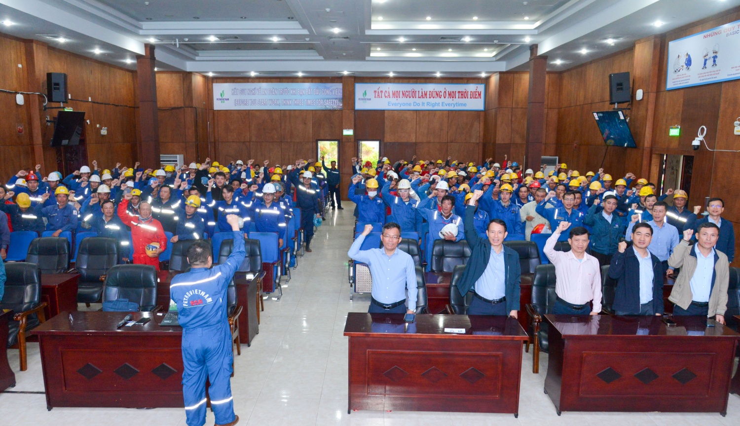 Lãnh đạo, người lao động BSR và nhà thầu thể hiện quyết tâm làm việc an toàn tại NMLD Dung Quất.
