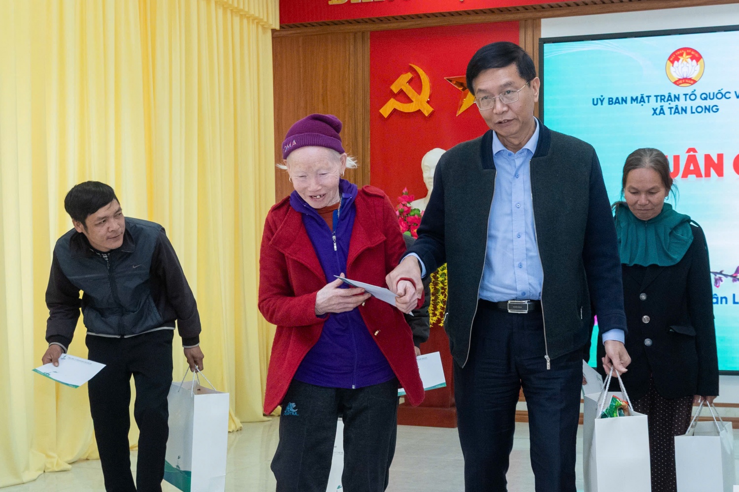 Petrovietnam đưa Tết đến với bà con Tuyên Quang